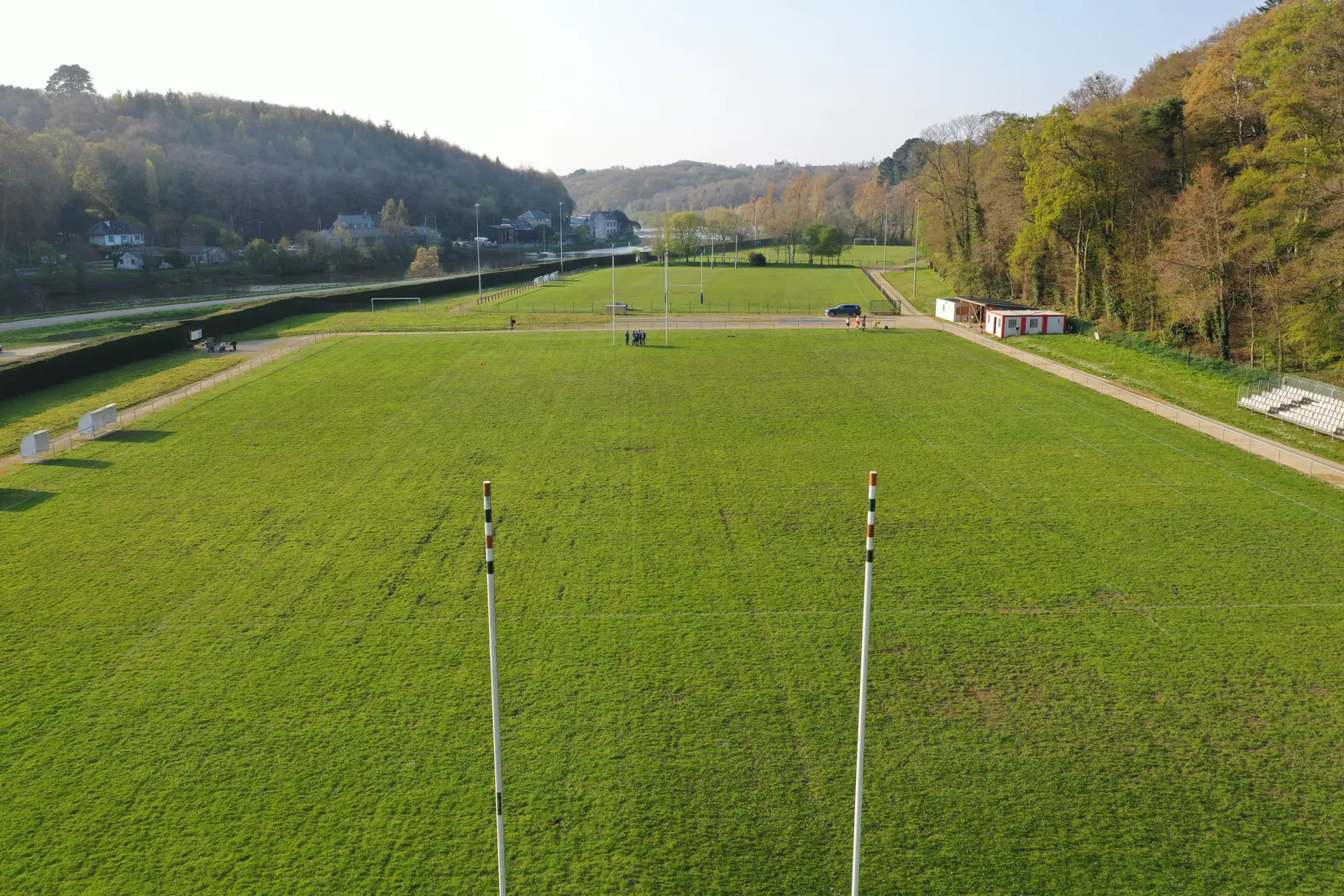 Vue aérienne des terrains du RCPM au Terrain de Keranroux, à Morlaix, au bord de la rivière